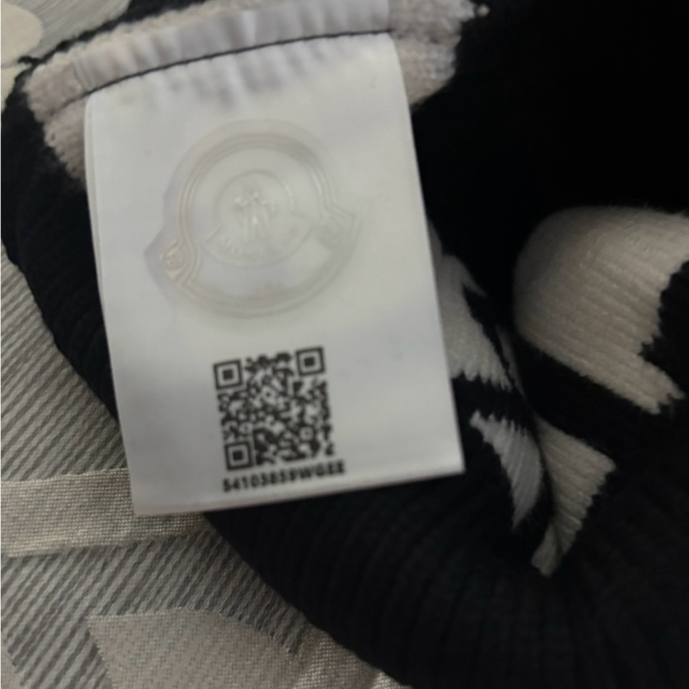 Moncler Men’s  Black and White Logo Beanie - Picture 3 of 5